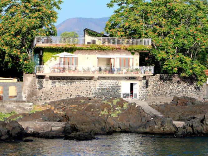 Cozy Holiday Home In Pozzillo With Terrace アチレアーレ エクステリア 写真